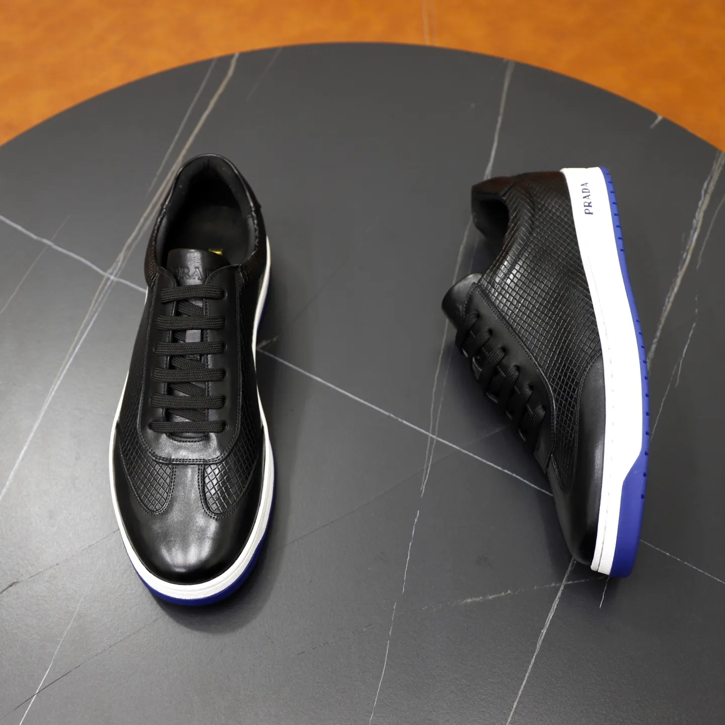 Factory price: 💰640 Prada classic men’s lace-up casual shoes | Imported cowhide upper | Upper stitching layered design, light and breathable | Soft and comfortable | Decorated with PRADA letters on the side | Distinctive sports style, showing the brand style | Lightweight concave and convex pattern rubber soles | Matched with cowhide foot pad lining | Excellent foot feel, fashionable and elegant | Size: 38-44 (45 customized)